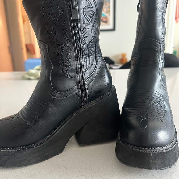 Chic Black Platform Heeled cowboy/moto boot - Picture 2 of 5